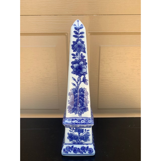 A stunning neoclassical, Chinoiserie, or Grand Tour style blue and white porcelain obelisk Measures: 3.75"W x 3.75"D x...