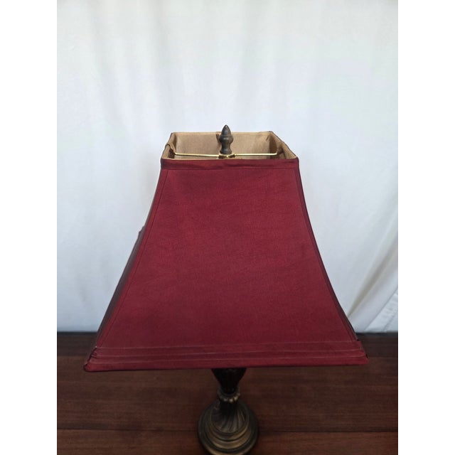 Mid 20th Century Hollywood Regency Chalkware Bronze Urn Table Lamp W/ Red Shade For Sale - Image 4 of 8