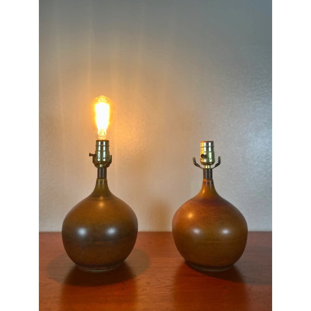 Lotte and Gunnar Bostlund Pair of Medium Brown Ceramic Bulb Table Lamps | by Lotte and Gunnar Bostlund For Sale - Image 4 of 11