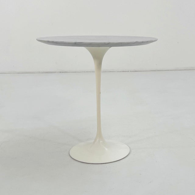 Tulip Side Table in Marble by Eero Saarinen for Knoll, 1970s, in Good conditions. Designed 1950 to 1959 This piece has an...