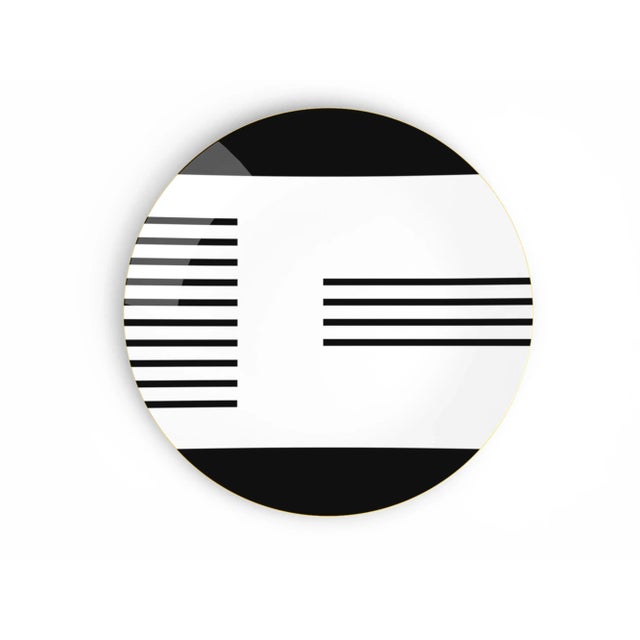 Both graphic and refined, the plates of the Teatro collection, made of Limoges porcelain and adorned with a gold net, are...