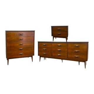 Vintage Mid Century Modern Bassett Walnut 3-Piece Bedroom Set – 9-Drawer Dresser, Highboy Chest & Nightstand. For Sale