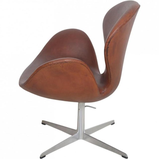 Vintage Swan Chair in Leather by Arne Jacobsen, 1969 For Sale - Image 12 of 16