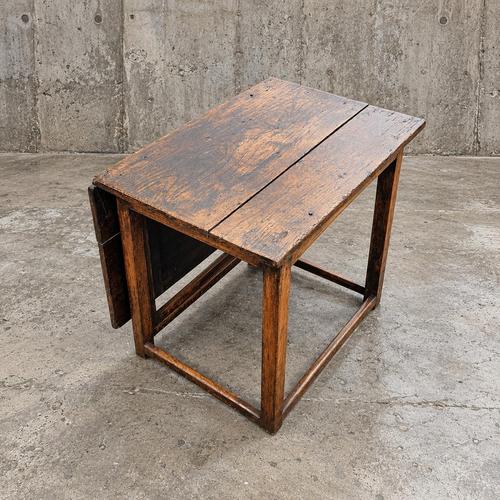 Drop leaf / gate leg side table / 1930s / Unfolded Measurements Width 106Depth 80 Height 67 cm Drop leaf top measures...