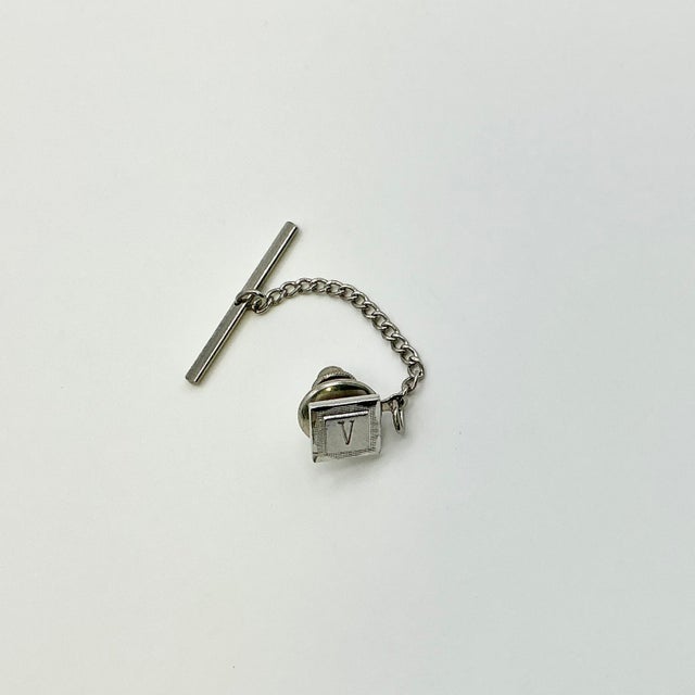 Mid-Century Modern 1950s Mid-Century Boho Chic Hollywood Regency “V” Initial Tie Clip Tack. For Sale - Image 3 of 5