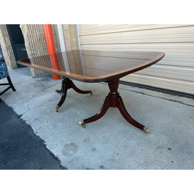 Late 20th Century Ethan Allen Inlaid Mahogany Pedestal Base Dining Table With Leaves For Sale In Washington DC - Image 6 of 18
