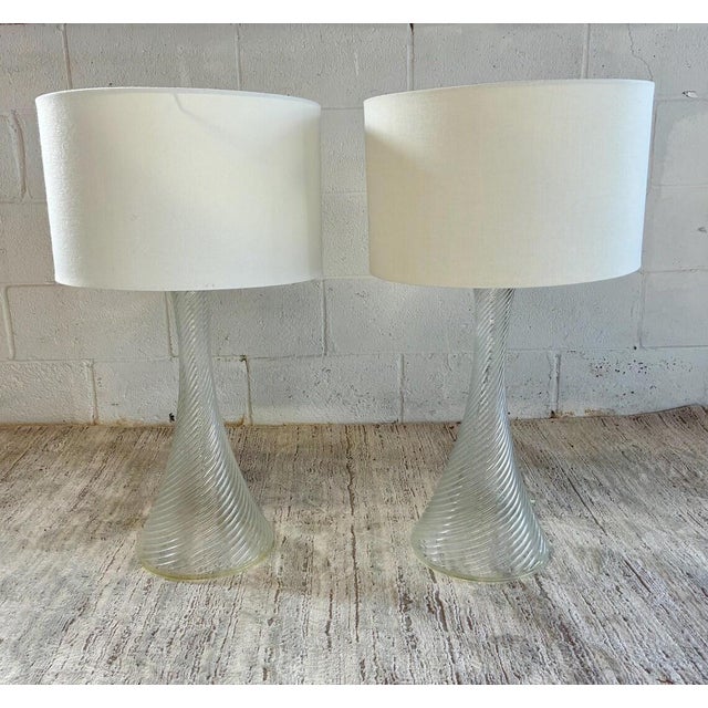 Transparent Set of 2 Swirl Art Glass Table Lamps – Vintage MCM Sculptural Hand-Blown Lighting For Sale - Image 8 of 11