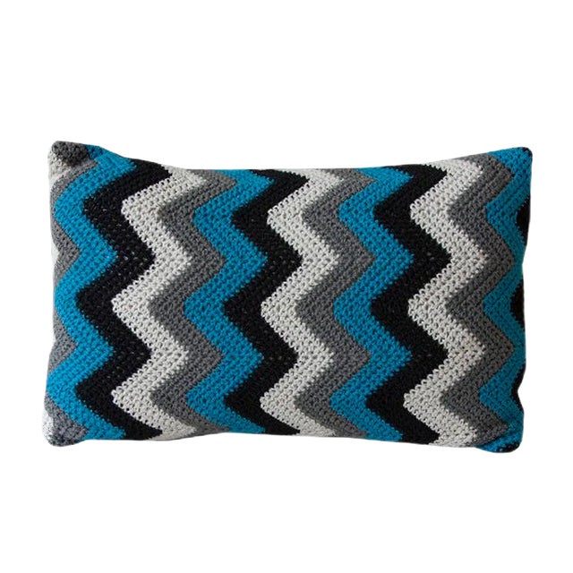 Black & Blue Zig Zag Geométrica Cushion from Com Raiz For Sale