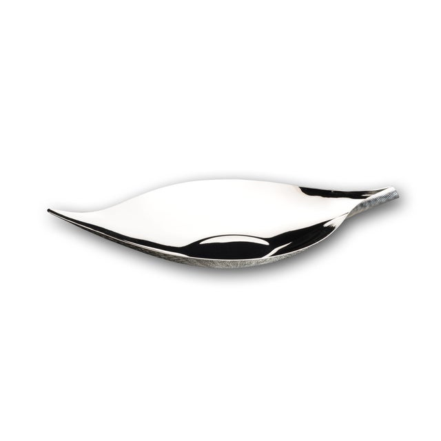 This bowl is made of silver alloy featuring the CORTECCIA texture with a satin interior and a glossy exterior.