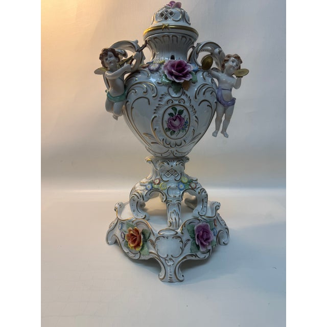 Porcelain Lidded Vase with Putti from Porzellanmanufaktur Plaue, 1970s For Sale - Image 3 of 12