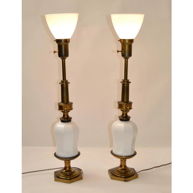 1950s Pair Stiffel Style Brass Porcelain Milk Glass Globe Table Lamps Chinoiserie 1950 For Sale - Image 5 of 13
