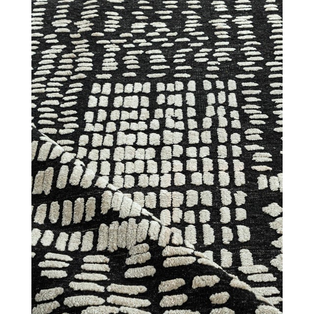 Modern Hi Low Luxe Ivory-Charcoal Hand Woven Wool Rug, 10ft 3in X 13ft 11in For Sale - Image 3 of 9