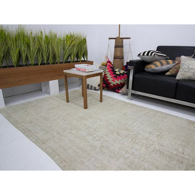 1960s Vintage Washed Out Faded Turkish Rug- 4′6″ × 10′2″ For Sale In Los Angeles - Image 6 of 7