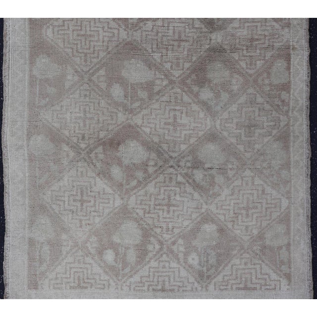 Traditional Vintage Turkish Oushak Rug With Subtle Geometric and Floral Motifs 3'2 X 5'6 For Sale - Image 3 of 11