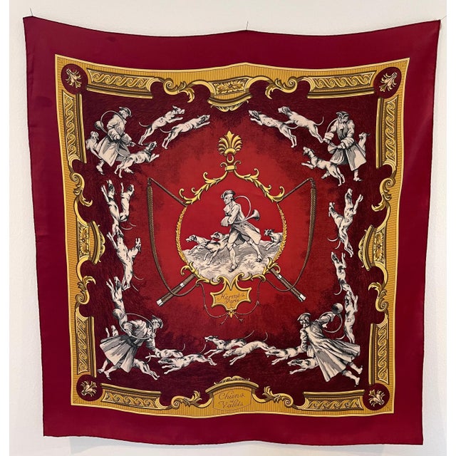 HERMÈS DOGS and VALETS Classic scarf in warm colors flaming red yellow raised The dogs, hunting corps and valets emphasize...