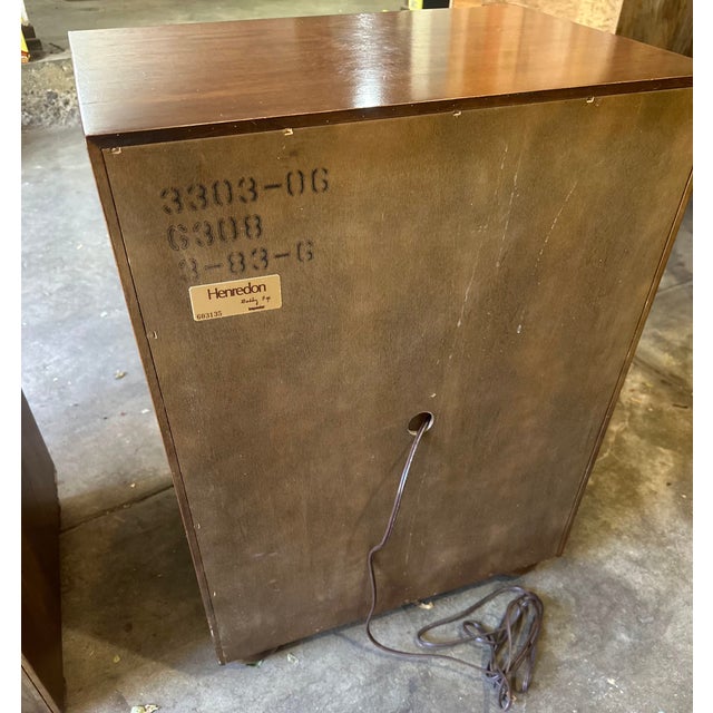 Mid-Century Modern 1970s Henredon Campaign Style Solid Wood Nightstands (Pair) – Vintage Brass Trim End Tables For Sale - Image 3 of 9