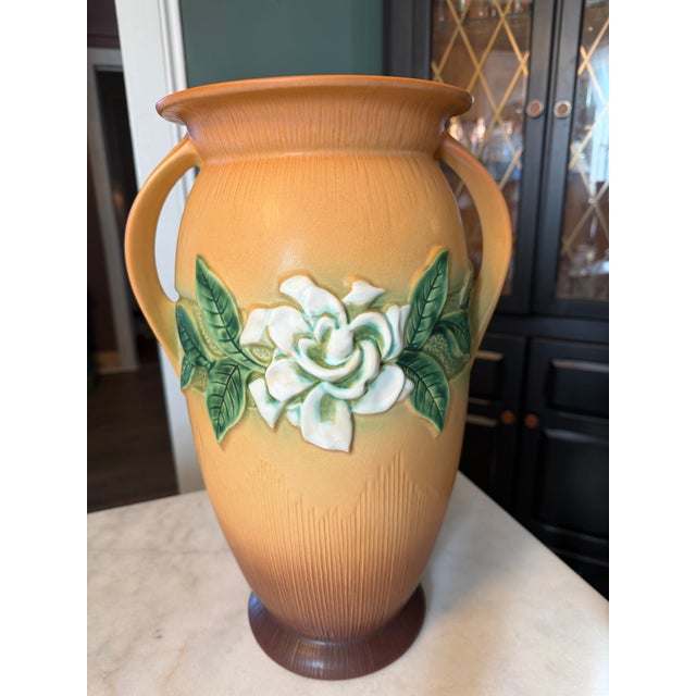 Mid-Century Modern Roseville Pottery Gardenia Floor Vase "690-16" Tan / Brown ca.1950 - Stunning! For Sale - Image 3 of 8