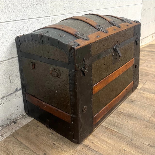 Traditional Antique Camel Back Steamer Trunk Chest With Tray For Sale - Image 3 of 7