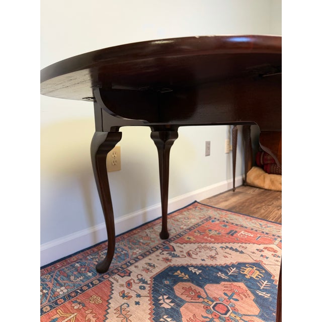 Early 20th Century Pair of Early 20th Century Traditional Queen Anne–Style Drop-Leaf Side Tables For Sale - Image 5 of 9