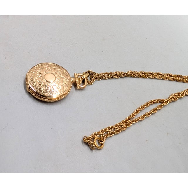 Vintage 1975 Signed Napier Goldtone "Pocket Watch" Locket Pendant Necklace For Sale - Image 16 of 18
