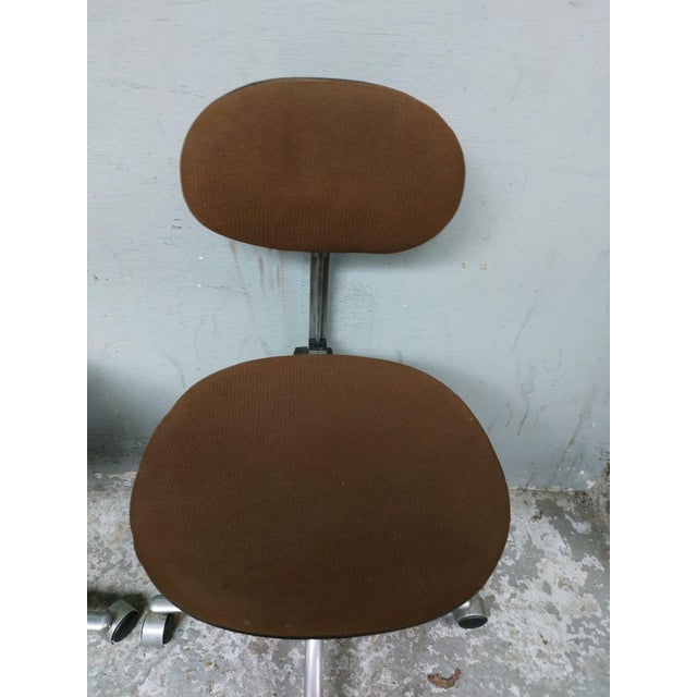 The chrome has a few signs of use. Look to the detailpictures.