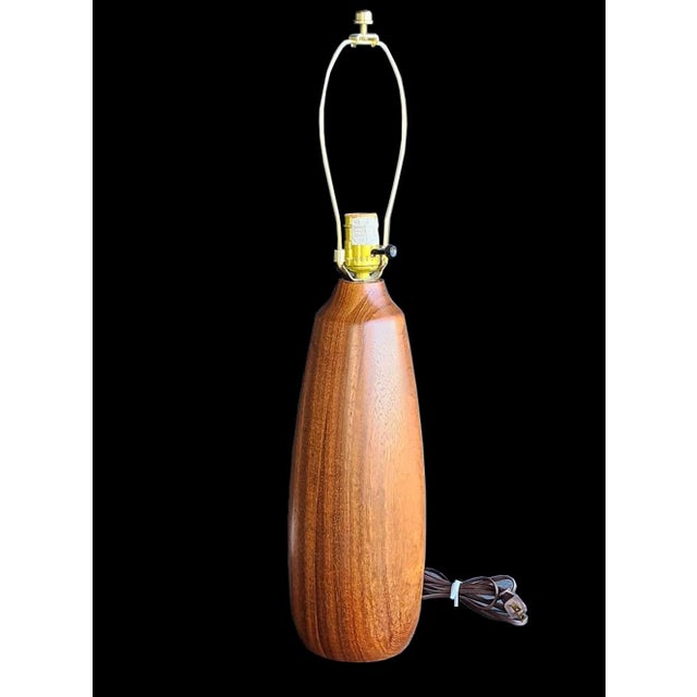 1970s Mid 20th Century Turned Walnut Wood Table Lamp in the Style of Gordon and Jane Martz For Sale - Image 5 of 12
