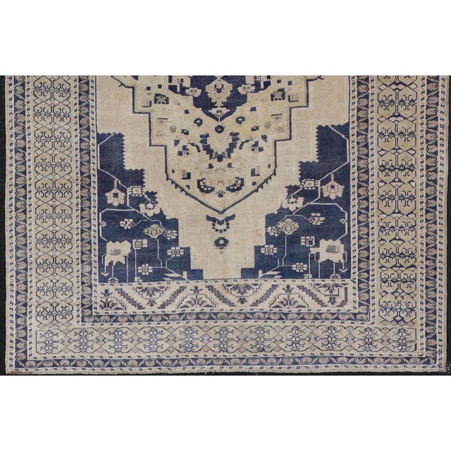 Vintage Hand-Knotted Turkish Oushak in Wool With Sub-Geometric Medallion Design For Sale - Image 13 of 14