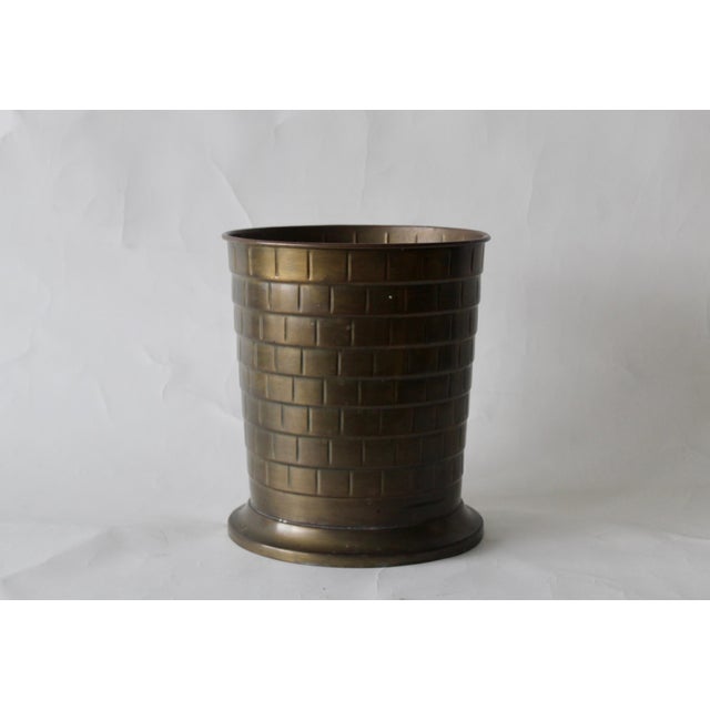 1980s Warm Brass Wastebasket Brick Wall Pattern Detail Patina Vintage Mid Century Hollywood Regency For Sale - Image 5 of 8