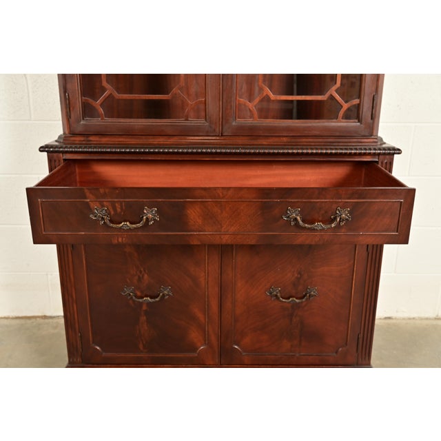 Wood Baker Furniture Style Georgian Carved Flame Mahogany Lighted Breakfront Bookcase Cabinet, Circa 1940s For Sale - Image 7 of 15