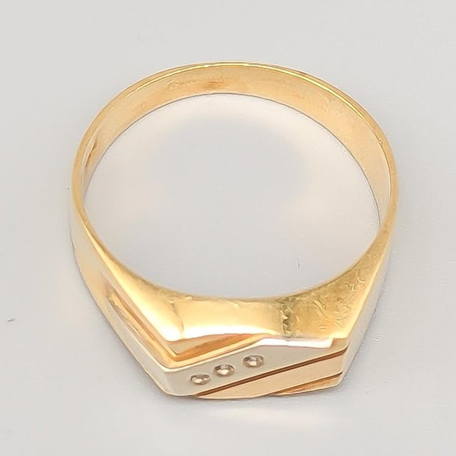 Signet Ring in Gold with Diamonds For Sale - Image 3 of 4