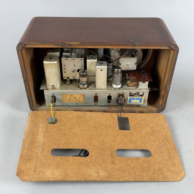 Vintage Swiss Type 2201 Valve Radio in Wood from Paillard For Sale - Image 9 of 17