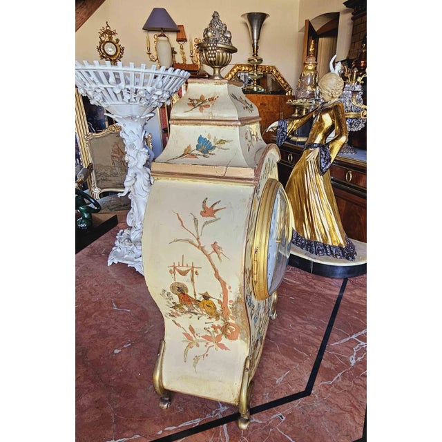 Louis XV Violin-Shaped Cartel in Lacquered Wood and Patinated Bronze Chinese Decoration on an Ivory-Colored Background, 1900s For Sale - Image 9 of 12