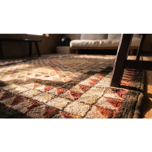 Camel 1920s Brown Diamond Folk Art Antique American Hooked Rug 4'2" X 6'10" Handknotted Wool Carpet For Sale - Image 8 of 8