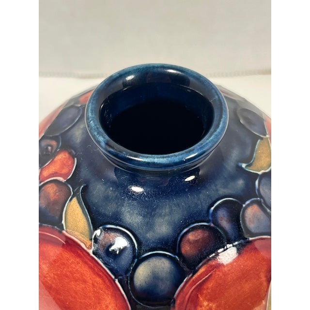 Circa 1930s Moorcroft Pottery England Bud Vase, Pomegranate Pattern Signed Featured for auction is this round Moorcroft...