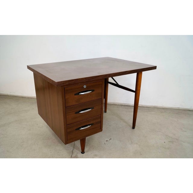 Vintage 1960's Mid century Modern executive desk for sale. It's really well made, and was manufactured by High Point...
