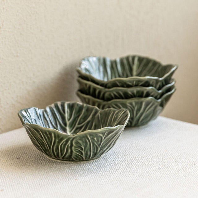Featuring an iconic sculpted cabbage leaf design, each bowl showcases realistic raised textures; this **4-piece salad bowl...