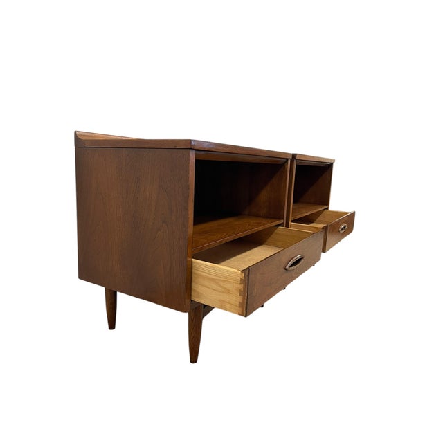 Brown 1970s Mid-Century Modern Pair of Walnut-Toned End Tables With Open Shelf and Dovetail Drawer For Sale - Image 8 of 9