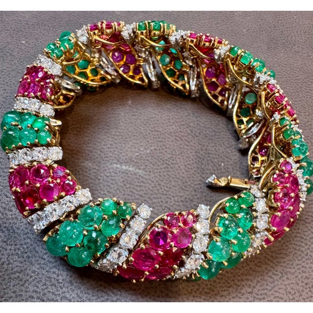 Modern 35 Ct Emeralds & 35 Ct Rubies + 15 Ct Diamond Bracelet 18ky Gold, 8 " For Sale - Image 3 of 8