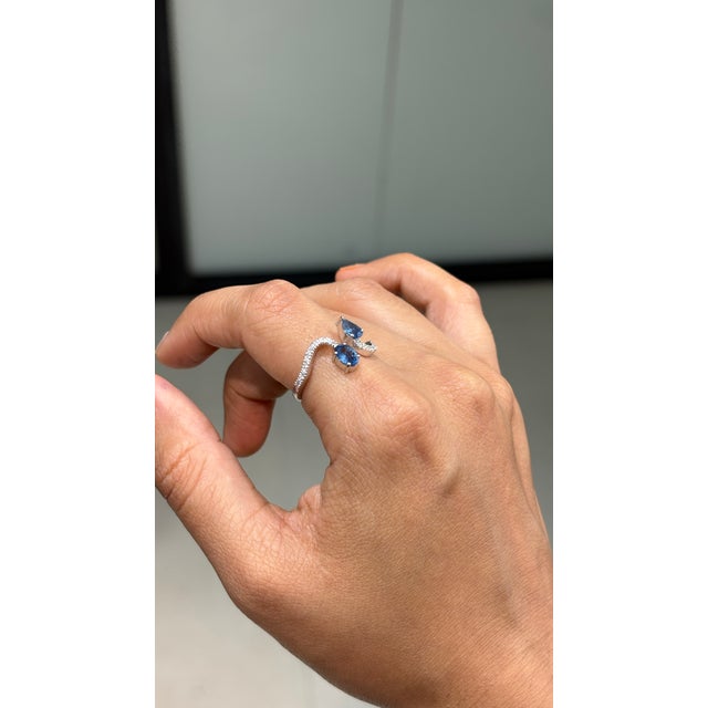 Contemporary 14k Gold Pear & Oval Cut Blue Sapphire & Diamond Bypass Toi Et Moi Ring Size 4 For Sale - Image 3 of 17
