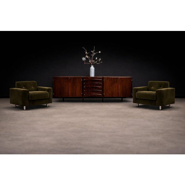 A rare and architecturally grounded pair of “Pullman” armchairs by Jorge Zalszupin for L’Atelier, conceived during the...