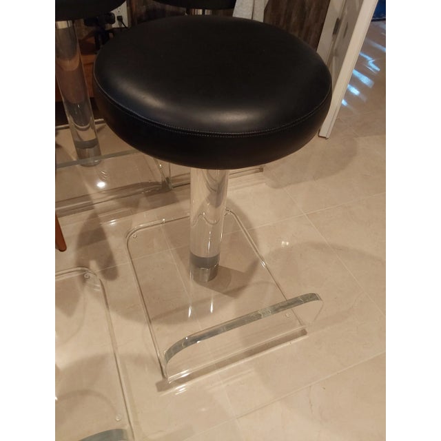 1980s Mid-Century Modern Lucite Spinning Seat With Foot Rest For Sale - Image 5 of 7