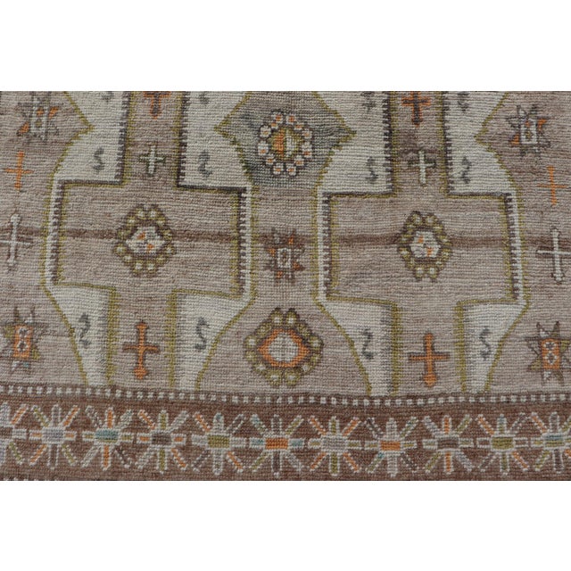 Geometric All-Over Design Gallery Turkish Oushak Rug in Soft Ivory and Taupe For Sale - Image 9 of 13