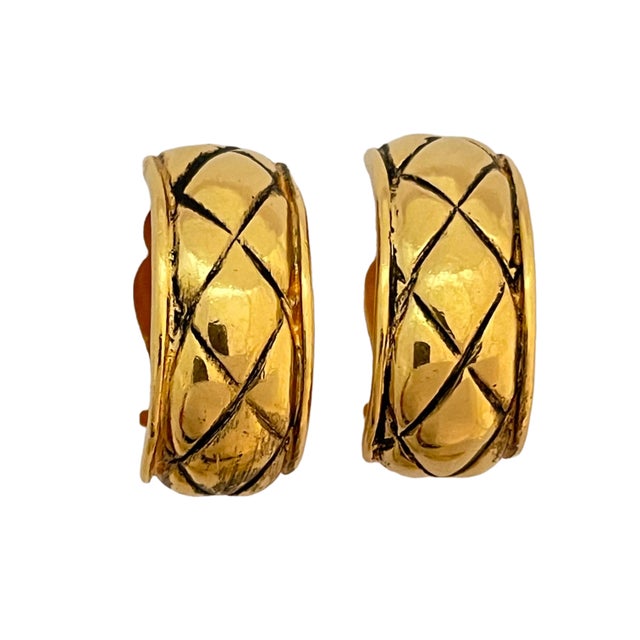Chanel 1980s VTG Chanel Made in France 24k Gold Plated Quilted Door Knocker Clip on Earrings, A Pair For Sale - Image 4 of 7