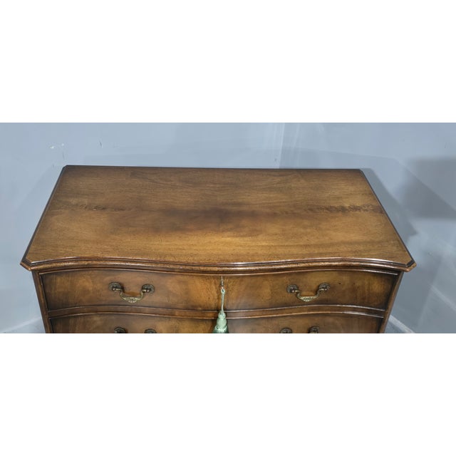 Small Georgian Serpentine Chest of Drawers, 1910 For Sale - Image 4 of 18