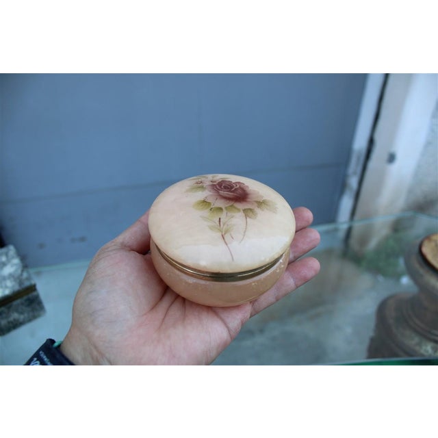 Round Alabaster Jewelry Box, 1960, in Very Good conditions. Designed 1960 to 1969