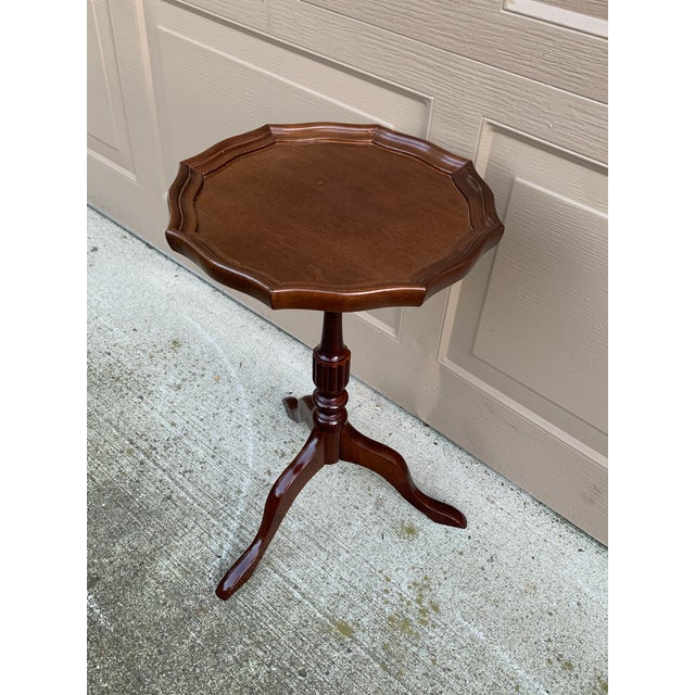 A gorgeous Georgian style carved mahogany round scalloped edge side table or drinks table USA, Circa 1980s Measures:...