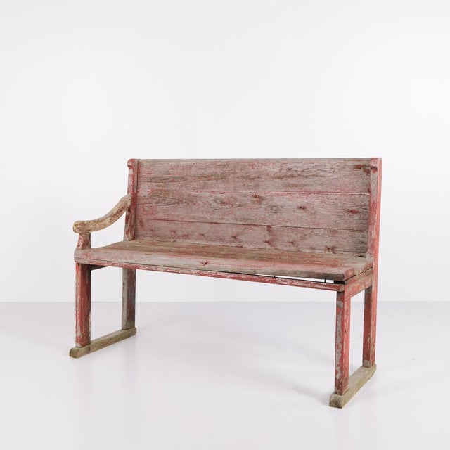 Antique bench from the 1860s in original red-painted pine wood. Antique red-painted bench from the 19th century. Material:...