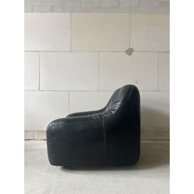 Mid-Century Modern Italian Black Leather Lounge Chair, Italy, 1970s For Sale - Image 3 of 8