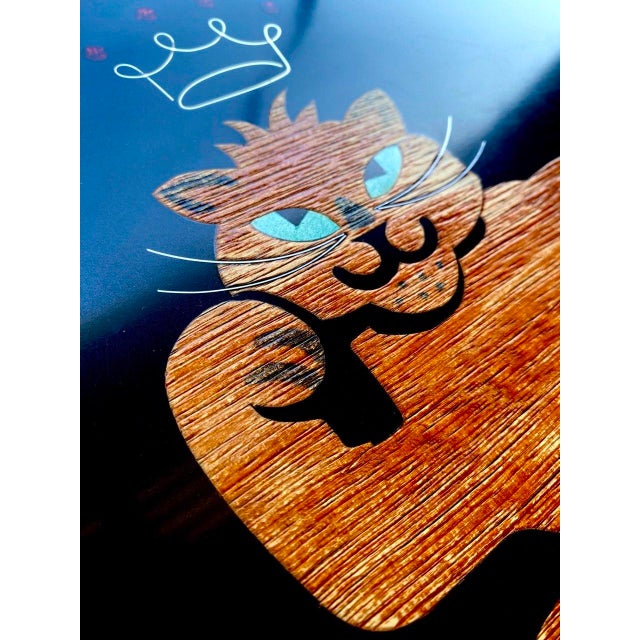 "King Cat" Serving Tray | Mid-Century Modern Wood Inlay With Ruby Red Rhinestone Crown | California, C. 1960s, Vintage Couroc of Monterey For Sale In San Francisco - Image 6 of 10