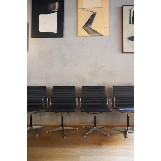 Mid-Century Modern EA108 Aluminum Chairs by Charles & Ray Eames for Herman Miller, 1960s, Set of 4 For Sale - Image 3 of 18
